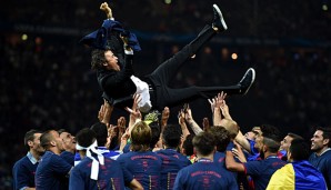 Barcas Spieler feiern ihren Triple-Trainer Luis Enrique