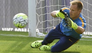 Marc-Andre ter Stegen darf sich über einen Preis freuen