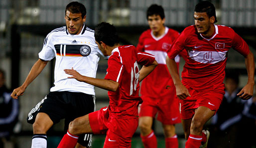 Cenk Tosun (l.) wird wohl bald im Trikot der türkischen Nationalmannschaft debütieren