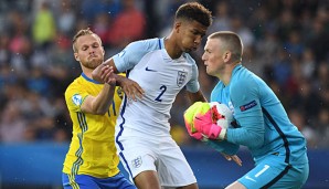 Torwart Jordan Pickford und Mason Holgate verteidigen den Ball vor Schwedens Gustav Engvall