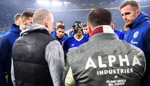 Die Vorsänger der Schalke-Ultras im Gespräch mit der Mannschaft.