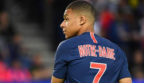 Paris Saint-Germain gedenkt beim Spiel gegen Monaco der abgebrannten Kathedrale Notre-Dame.