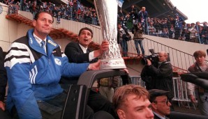 Ehre, wem Ehre gebührt! Am Tag drauf darf die Mannschaft den Pokal dann in heimischen Gefilden zur Schau stellen. Ob Huub Stevens' leerer Blick der Müdigkeit oder dem Alkohol geschuldet ist, ist nicht überliefert