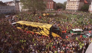 Und da kommt er, der Feierbus der Mannschaft. Mutet wie ein Karnevalszug an