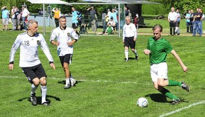 Norbert Kron (am Ball) ist Spieler der deutschen Autorennationalmannschaft - hier im Duell mit der DFB-Traditionself