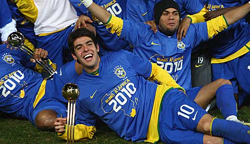 Brasiliens Kaka nach dem Finalsieg mit seiner ganz persönlichen Trophäe