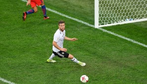 Shkodran Mustafi: Der Abwehrchef unauffällig und fehlerfrei als Stabilisator im Zentrum. In der Luft eine Macht. Note 2,5