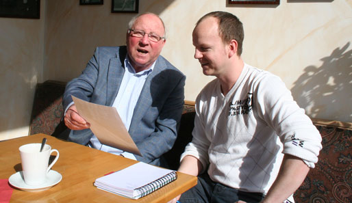 Uwe Seeler und SPOX-Reporter Benny Semmler beim Interview