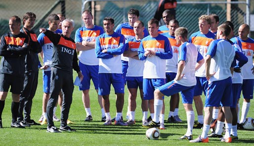 Bert van Marwijk (5.v.l.) übernahm im Sommer 2008 die Elftal