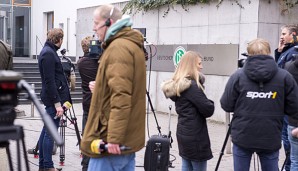 Journalisten warten vor dem DFB-Hauptquartier in Frankfurt am Main