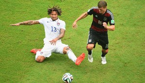 Der Ex-Schalker Jermaine Jones (l.) im Duell mit Bayerns Toni Kroos