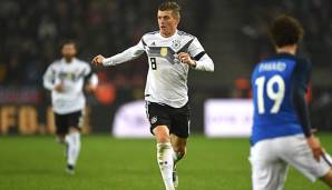 Toni Kroos treibt den Ball nach vorne