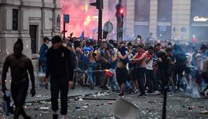 Rund 30 Randalierer warfen auf der Champs-Elysee Schaufenster von Geschäften ein.