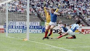 Jean-Pierre Papin erzielt das zwischenzeitliche 2:1 für Frankreich.