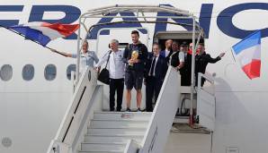 Und dann war es soweit: Hugo Lloris und Trainer Didier Deschamps steigen aus dem Flieger aus und präsentieren den WM-Pokal auf französischem Boden!