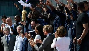 "Einmal lächeln bitte!" Natürlich darf auch das obligatorische Mannschaftsfoto samt Verantwortlichen und WM-Pokal nicht fehlen.