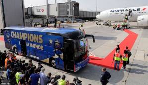 Der Weltmeisterbus der Franzosen steht auch schon bereit. Dann kann es ja auch bald Richtung Elysee-Palast gehen.