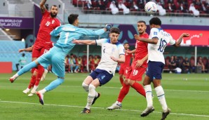 Alireza Beiranvand muss nach dem Zusammenprall mit seinem Mitspieler verletzungsbedingt ausgewechselt werden.