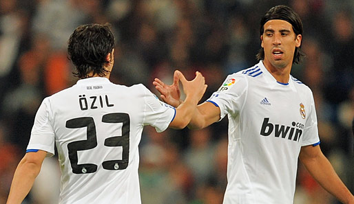 Mesut Özil (l.) und Sami Khedira (r.) kommen bei ihren Real-Mitspielern gut an