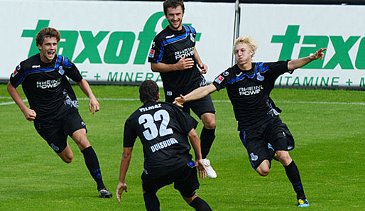 Julian Koch (r.) erzielte für die Zebras in der laufenden Saison zwei Tore