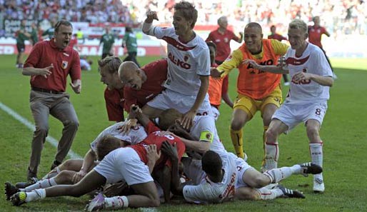 Der FC Augsburg ist zum ersten Mal in seiner Geschichte in die Bundesliga aufgestiegen