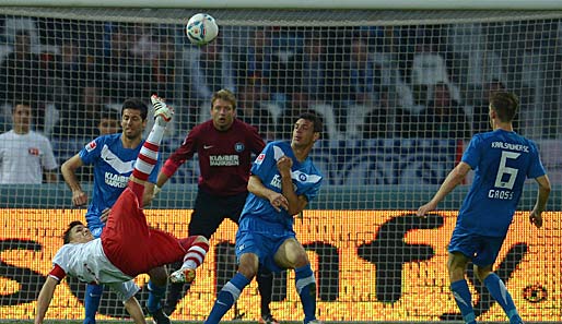 Spektakel in Karlsruhe. Regensburg (hier Tobias Schweinsteiger) spielt nächste Saison in Liga zwei