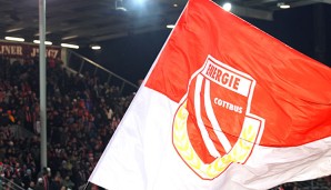 Die Cottbus Fans erweisen ihrem Verein einen Bäre