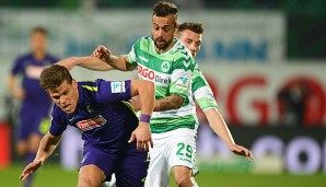 Sebastian Heidinger im Zweikampf mit Niederlechner vom SC Freiburg