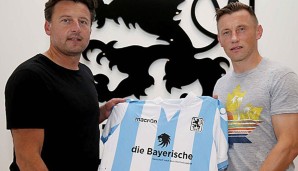 Ivica Olic zeigt stolz seine neue Arbeitskleidung