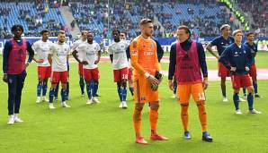 Am Boden: Die Spieler des HSV stellen sich nach dem 0:3-Heimdebakel gegen Ingolstadt den heimischen Fans.