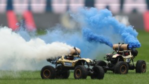 Pyro, Fackeln, 2. Liga, Hansa Rostock, Hamburger SV, HSV, Spielzeugautos, 2. Liga, Unterbrechung