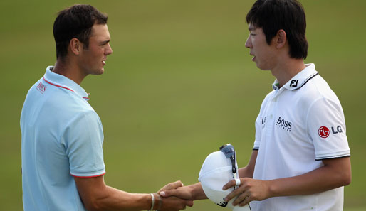 Handshake nach dem Sieg: Noh Seung-yul (r.) beglückwünscht Martin Kaymer (l.)