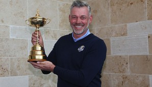 Darren Clarke, Kapitän Europas beim Ryder-Cup 2016, posiert mit der begehrten Trophäe