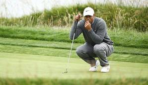 Tiger Woods hier vor einem Putt bei den US Open.