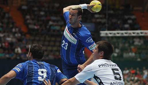 Pascal Hens (m.) trifft in der zweiten Runde des DHB-Pokals mit dem HSV auf die HSG Gütersloh