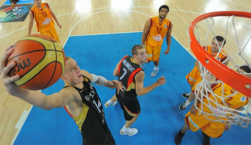 Robin Benzings (l.) Schnitt bei der EM: 6,0 Punkte, 1,6 Rebounds, 0,8 Assists, 0,4 Steals