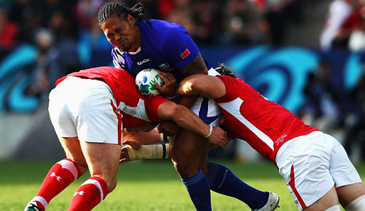 Kein Durchkommen für den Samoaner Alesana Tuilagi (M.) gegen die walisische Verteidigung