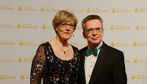 Thomas de Maiziere posiert mit seiner Frau Martina