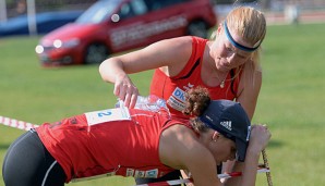 Lena Schöneborn (unten) und Annika Schleu sicherten sich die Goldmedaille