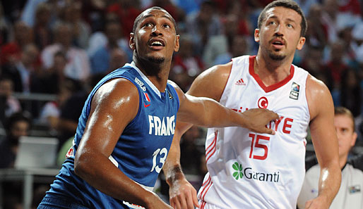 Die beiden Topscorer im Duell: Boris Diaw erzielte 21 Punkte, Hedo Türkoglu kam auf 20 Zähler