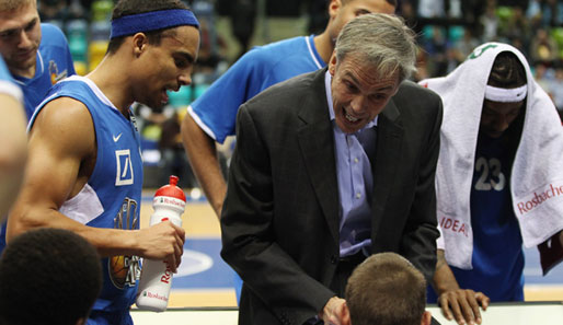 Der Coach und der Star: Gordon Herbert spricht, DaShaun Wood (l.) hört zu