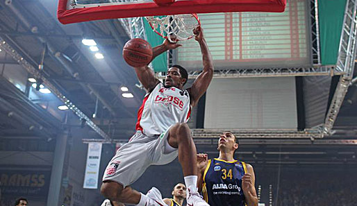 Kyle Hines (l.) und die Brose Baskets Bamberg waren gegen Alba oben auf