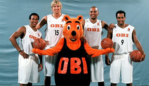 2001: Greene, Nowitzki, Willoughby, Garrett (v.l.) mit dem Maskokttchen des damaligen DBB-Sponsors