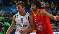 Ricky Rubio (r.) im Duell mit Deutschlands Heiko Schaffartzik