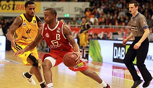 Albas Bryce Taylor (l.) und Bayerns Je'Kel Foster gehörten zu den stärksten Spielern der Partie