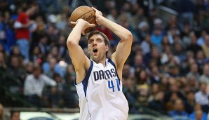 Dirk Nowitzki hat sich mit Bundestrainer Chris Fleming ausgetauscht