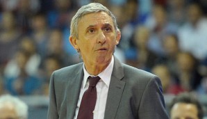 Svetislav Pesic kann seinem Team am ersten Spieltag der neuen Saison nicht helfen