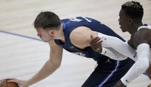 Dennis Schröder (r.) im Duell mit Luka Doncic.