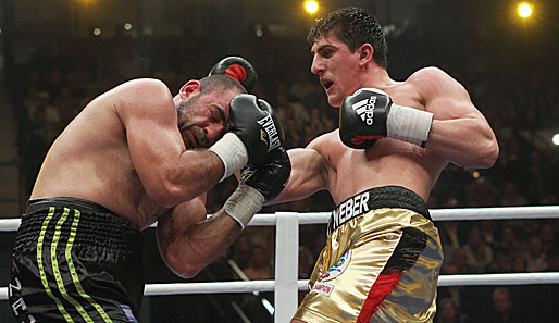 Marco Huck (r.) hat seinen WM-Titel zum sechsten Mal erfolgreich verteidigt