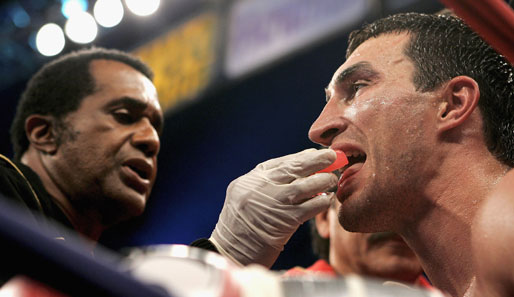 Nicht nur beim Mundschutz vertraut Wladimir Klitschko ganz auf seinen Trainer Emanuel Steward (l.)